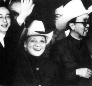 1979年，頭戴牛仔帽的鄧小平在美國得克薩斯州訪問。資料圖片