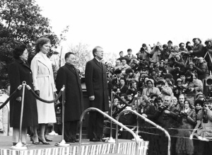 1979年1月鄧小平訪美，部分留學生到機場迎接並參加美國總統卡特舉行的歡迎儀式