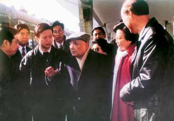 1992年1月18日在武昌與湖北省省委書記關廣富、省長郭樹言等談話