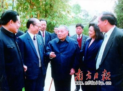 　　1992年1月，鄧小平在深圳迎賓館散步時和謝非（左二）等同志親切交談。梁伯權 攝
