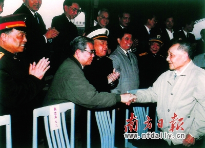 在廣州，鄧小平和送行的廣東省黨政軍領導幹部握手道別。