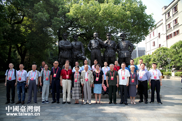 黃埔軍校同學會會長林上元與參加第十三屆黃埔論壇的部分成員在南昌八一起義紀念館前合影。 黃埔軍校同學會會長林上元與參加第十三屆黃埔論壇的部分成員在南昌八一起義紀念館前合影。