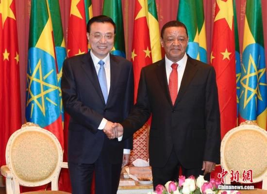 　　5月6日，中國國務院總理李克強在亞的斯亞貝巴國家宮會見衣索比亞總統穆拉圖。 李克強總理夫人程虹、穆拉圖總統夫人梅阿扎參加會見。中新社記者 劉震 攝