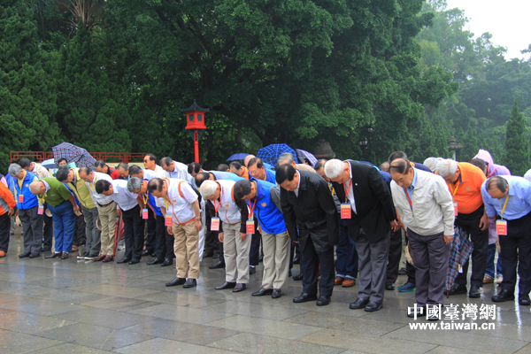 兩岸退役將軍前往黃花崗七十二烈士墓園拜謁及敬獻花籃2.jpg