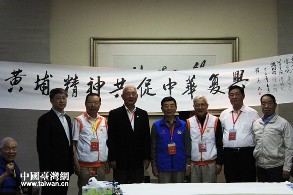 兩岸退役將軍特別把一副寫有“弘揚黃埔精神共促中華復興”並由兩岸60余位老將軍集體簽名的長卷贈送給軍校舊址方面表達敬意。.jpg