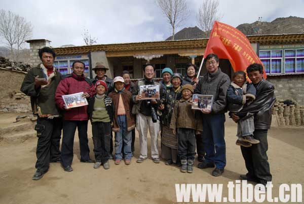 2007年2月15日在拉薩市娘熱鄉6村將現場列印的闔家歡照片送給洛桑扎西一家併合影留念