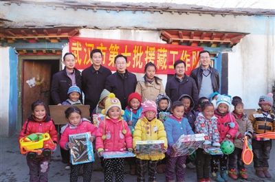 山南地區乃東縣頗章鄉完小一直得到了湖北援藏幹部的大力支援，深受師生歡迎。