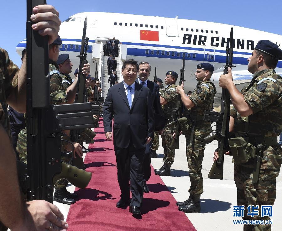 習近平抵達羅德島迪亞哥拉斯機場時，希臘總理薩馬拉斯專程從首都雅典來到機場歡迎。