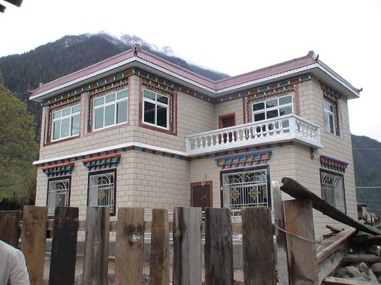 波密縣扎木鎮農牧民修建的安居新房，攝于2009年4月1日。