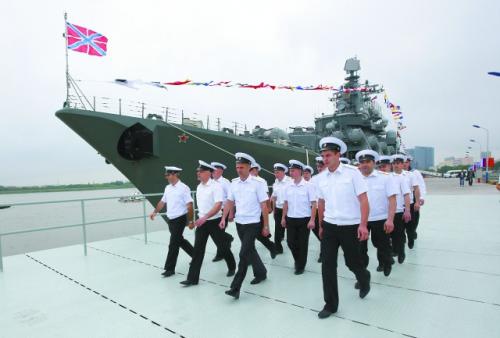 5月19日，俄羅斯海軍“瓦良格”號導彈巡洋艦官兵前往中國海軍導彈驅逐艦鄭州艦參觀。