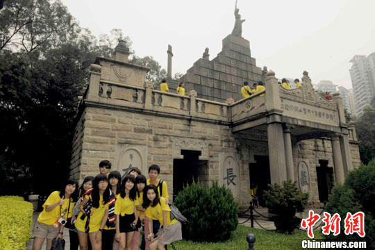 7月19日，“兩岸同心，我們同行”2011年臺灣青少年夏令營營員黃花崗七十二烈士陵園參觀。圖為臺灣青少年夏令營參觀合影。中新社發 張勤 攝