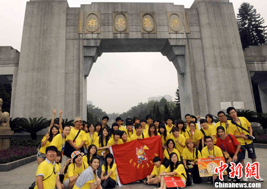 7月19日，“兩岸同心，我們同行”2011年臺灣青少年夏令營營員黃花崗七十二烈士陵園參觀。圖為臺灣青少年夏令營參觀合影。中新社發 張勤 攝