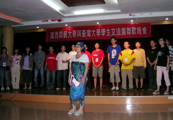 臺大學生在聯歡晚會上合唱歌曲。