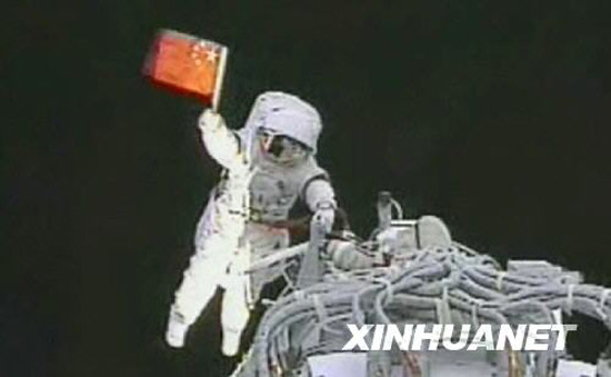 9月27日，執行神舟七號載人航太飛行出艙活動任務的航太員翟志剛在艙外揮動中國國旗。 新華社發（電視截圖）