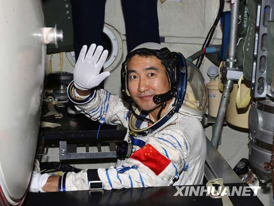 9月27日，中國人首次進行太空行走，翟志剛被確定為出艙航太員。這是翟志剛準備進入神舟七號返回艙訓練（資料照片）。新華社發（秦憲安攝）