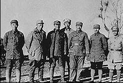 1939年，在晉察冀抗日前線。右起：舒同、關向應、賀龍、羅瑞卿、呂正操、聶榮臻、黃敬