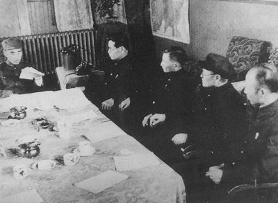 1948年，中共中央東北局召開會議。左起：林彪、高崗、陳雲、張聞天、呂正操