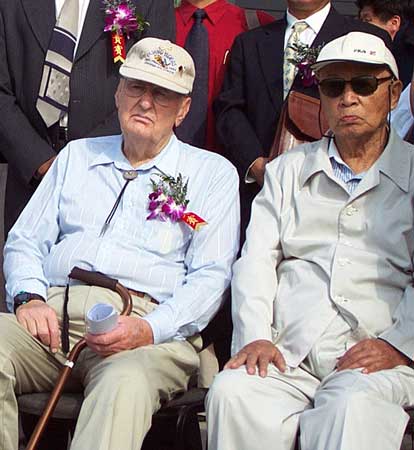 2001年，呂正操將軍和美國援華飛虎隊老戰士代表在一起