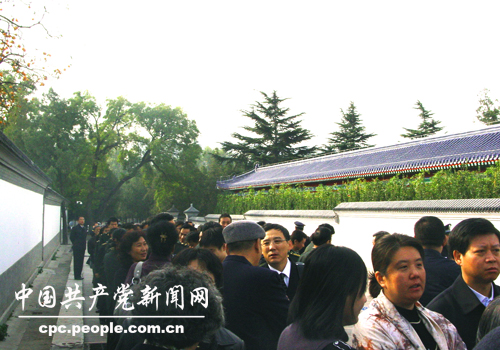 早晨8點30分，上千名前來送別的群眾就已經在外面排隊等候。