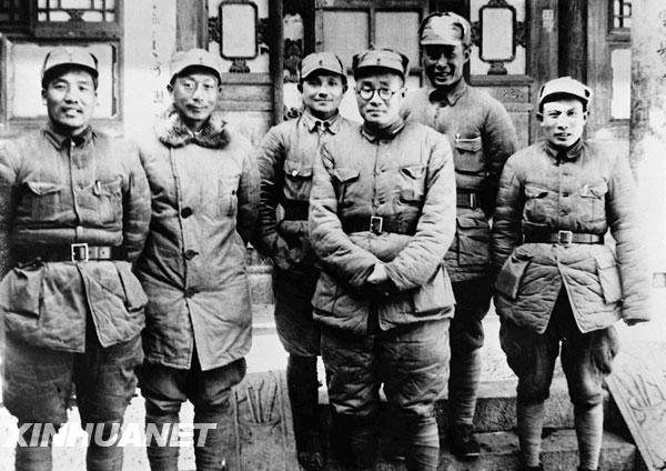 1940年初，八路軍一二九師和晉察冀軍區負責人在河北涉縣。左起：李達、聶榮臻、鄧小平、劉伯承、呂正操、蔡樹藩。