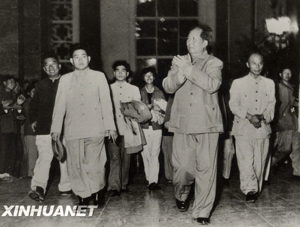 1959年9月15日，呂正操（右二）陪同毛澤東主席視察北京火車站。