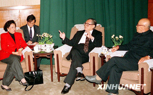 1990年12月22日，中共中央總書記江澤民在北京人民大會堂會見張學良將軍的侄女張閭衡（左一）。呂正操（右一）參加會見。