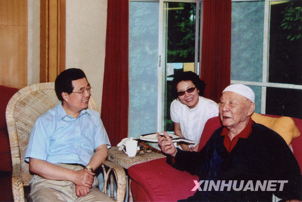 2005年8月4日，中共中央總書記胡錦濤在北戴河看望呂正操。