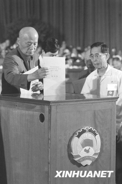 1983年6月17日，呂正操在中國人民政治協商會議第六屆全國委員會第一次會議上，投票選舉新一屆政協組成人員。