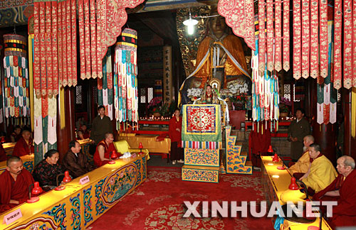5月21日，第十一世班禪額爾德尼�確吉傑布在北京雍和宮主持為在四川汶川大地震中遇難同胞的祈願法會。
