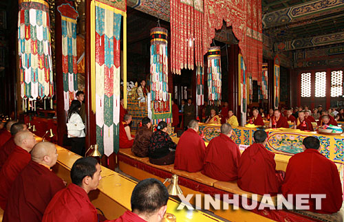 5月21日，第十一世班禪額爾德尼�確吉傑布在北京雍和宮主持為在四川汶川大地震中遇難同胞的祈願法會。 這是僧人在法會上誦經祈願。