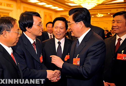 3月5日，中共中央總書記、國家主席、中央軍委主席胡錦濤參加十一屆全國人大一次會議江蘇代表團的審議。這是胡錦濤同代表們親切交談。
