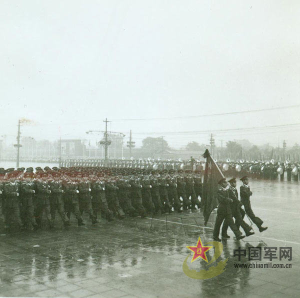 1956年国庆阅兵式,受阅的军事学院学员