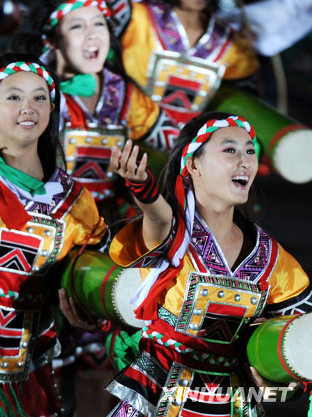 10月1日，首都各界慶祝中華人民共和國成立60週年聯歡晚會在北京天安門廣場舉行。這是演員進行聯歡表演《和諧中國》。 新華社記者李尕攝