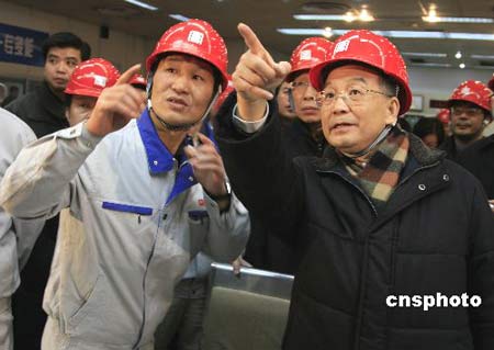 2月2日，國務院總理溫家寶視察處於抗災保電一線的大唐湘潭發電公司，詢問機組運作情況。