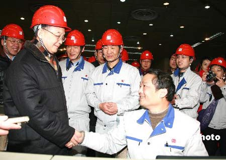 圖為溫家寶總理與大唐湘潭發電有限責任公司當班工人親切握手。