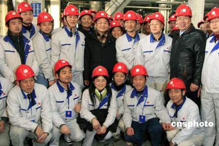 國務院總理溫家寶視察處於抗災保電一線的大唐湘潭發電公司，並和職工們親切合影。