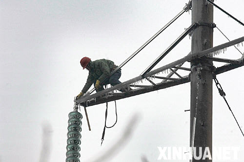 1月23日，一名湖南電力工人正在塔架上除冰。