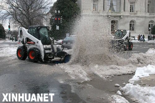 這是2007年2月14日在美國首都華盛頓，兩台除雪機清理道路積雪。