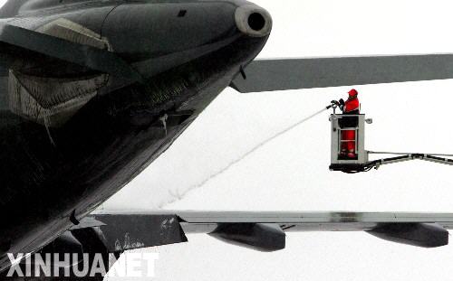  這是2007年1月25日德國德累斯頓機場的地勤人員在飛機起飛前向機翼噴撒除冰劑。