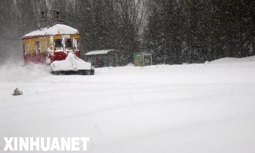  這是2008年1月25日在俄羅斯的薩馬拉，一台特製的除雪車清理鐵軌積雪。大雪導致這裡的學校和工廠關閉。