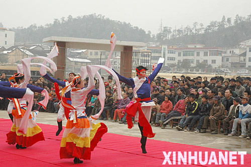 2月8日，廣西桂林市灌陽縣龍橋村村民在觀看文藝演出。