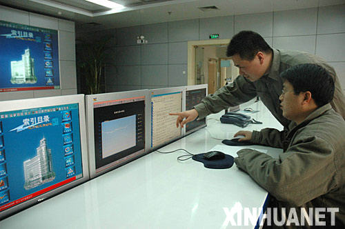2月8日，宜昌市供電公司電網調度人員在工作。