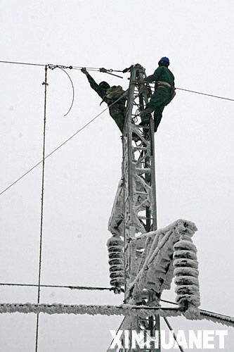 2月6日，宜昌市長陽土家族自治縣的電力工人在海拔1300米高山上搶修電網。