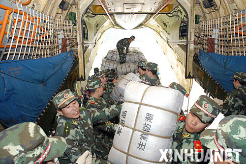 1月31日，武警陜西總隊官兵在裝運棉衣。