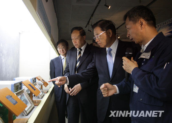 4月27日，江丙坤等在南京統寶光電公司參觀。