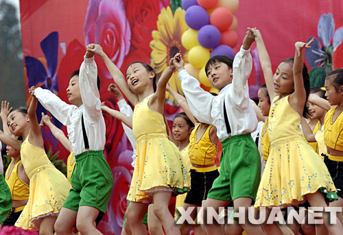 10月21日，小學生在表演歌舞。 當日，“頌歌向著太陽唱──南京群眾歡慶黨的十七大”大型群眾演唱會在南京水木秦淮廣場舉行。一些文藝工作者和社區群眾載歌載舞，歡慶黨的十七大勝利閉幕。 新華社記者 孫參 攝