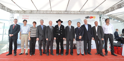 上海世博會德國館舉行封頂加冠儀式