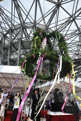 建築設計師將花冠拉上頂部,為德國館加冠。