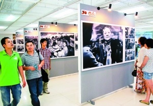 深圳特區30年視覺記憶攝影展覽昨天在中心書城開幕。本報推出的專題《從市民家庭相冊看深圳30年發展》受到關注