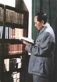 1961年毛澤東在廬山查閱圖書